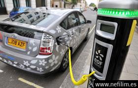 Las petroleras pactan bajar el barril a 20 dólares para hundir al coche eléctrico