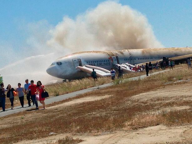 1 Passengers evacuate the Asiana Airlines Boeing 777 aircraft after a crash landing at San Francisco I La maldición de los 7 La supuesta historia detrás del primer accidente fatal del Boeing 777