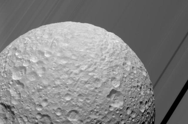 El secreto oculto de Mimas, la luna más cercana a Saturno