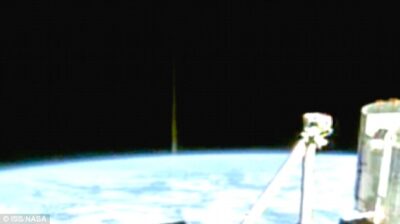 La ISS Capta Rayo de Energía Despedido de la Superficie de la Tierra hacia Un OVNI en el Espacio