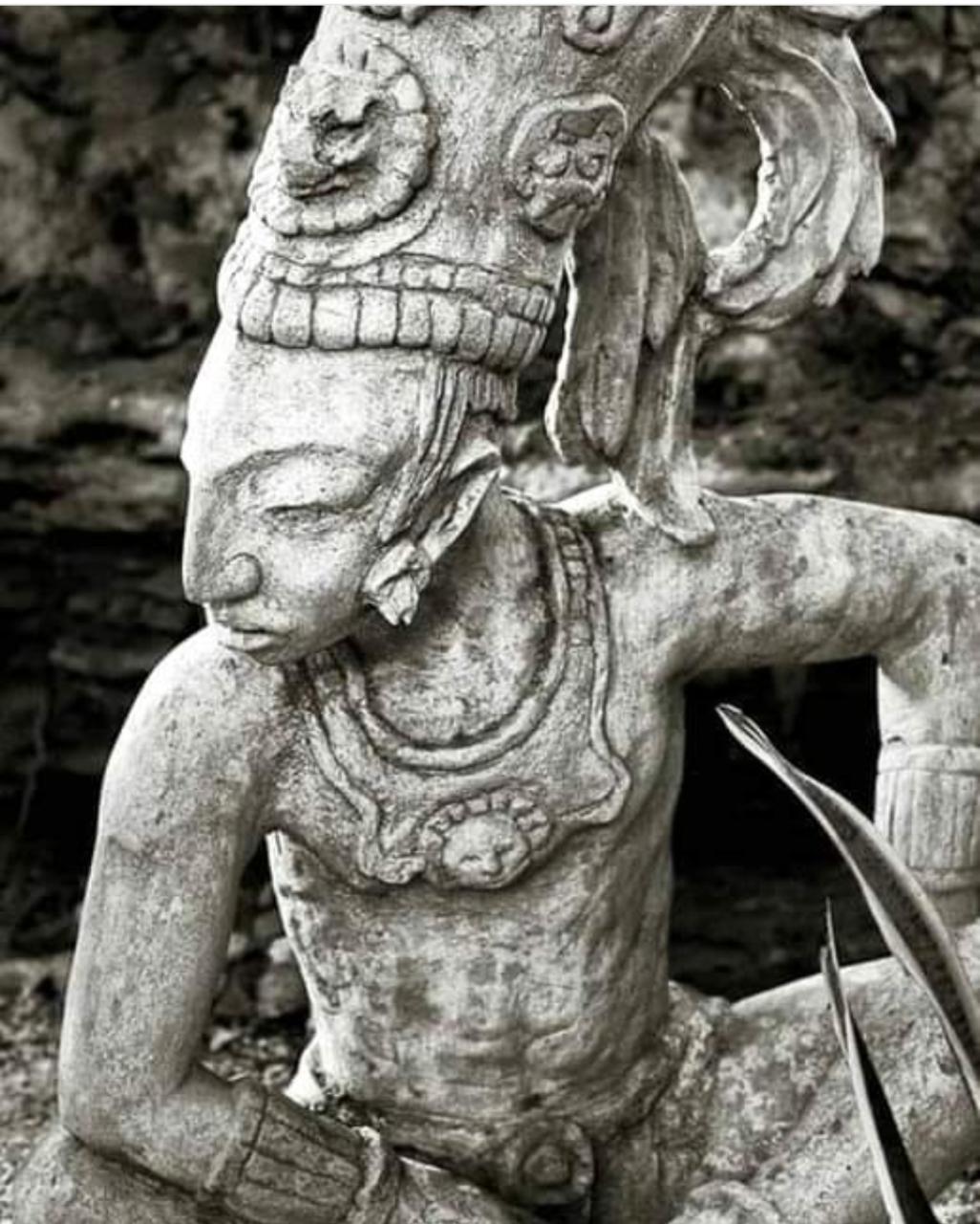 Maravillosa estatua que representa a un antiguo guerrero Maya, encontrada en la selva en la región de la Riviera Maya de México.