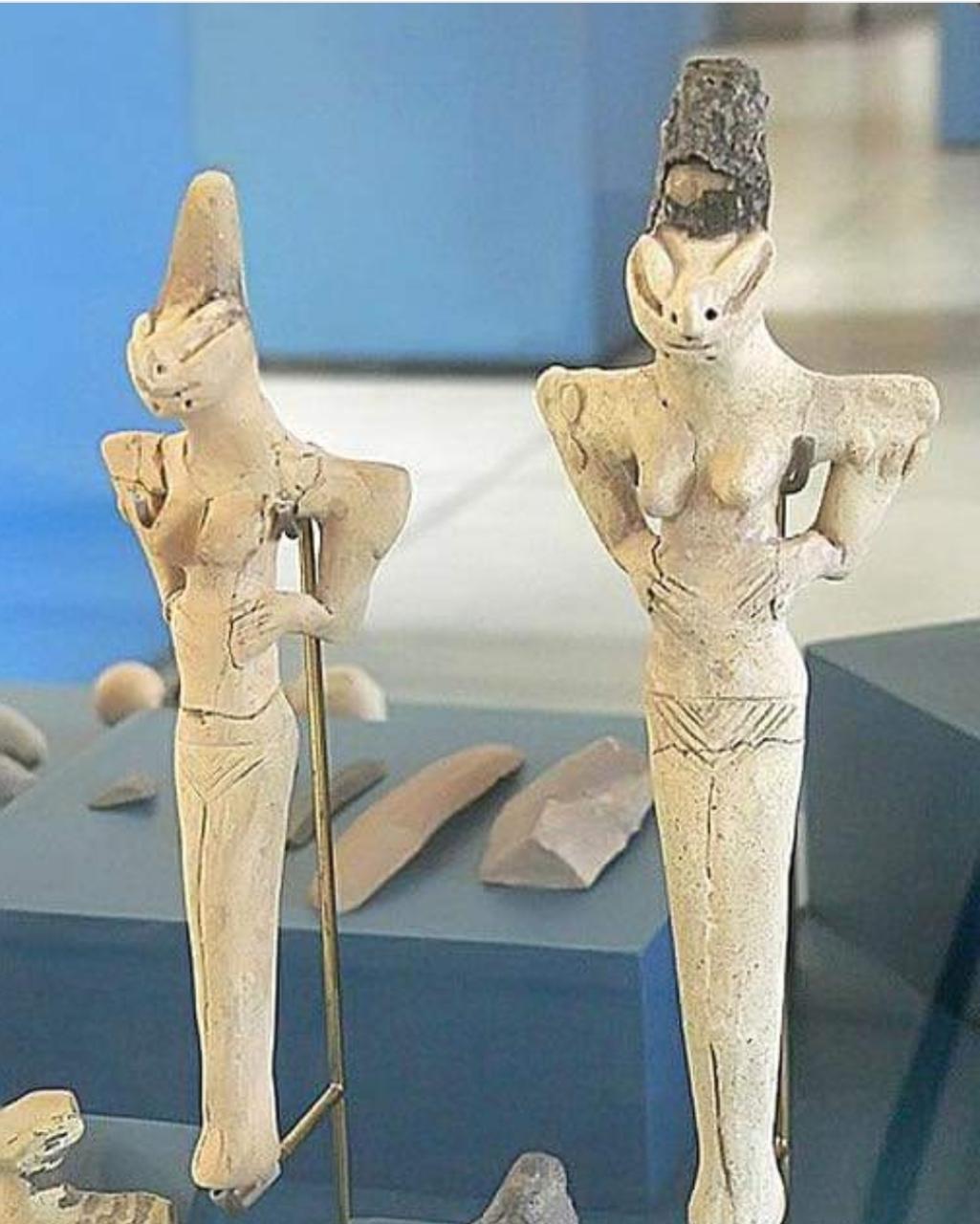Estatuillas de humanoides reptil Al-Ubaid de 7.000 años de antigüedad y descubiertos en Irak.