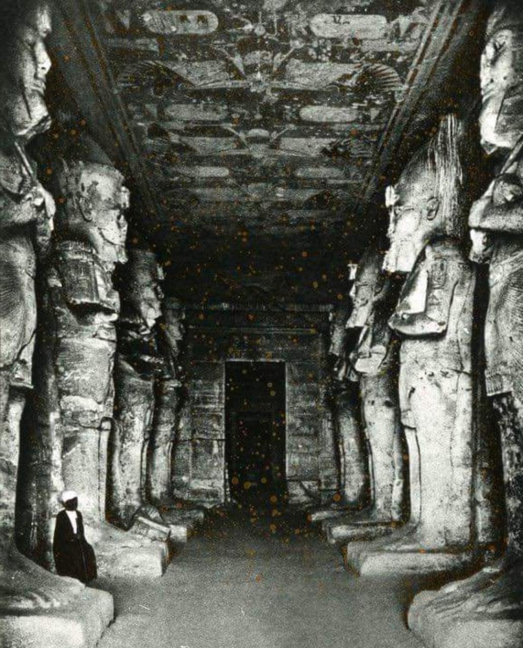 Fotografía antigua del Templo Mayor en Abu Simbel, Egipto. 🤩Miren la comparación entre el hombre (parte inferior izquierda) con las enormes estatuas.#egipto #ancestral #abusimbel #mundoocultoes