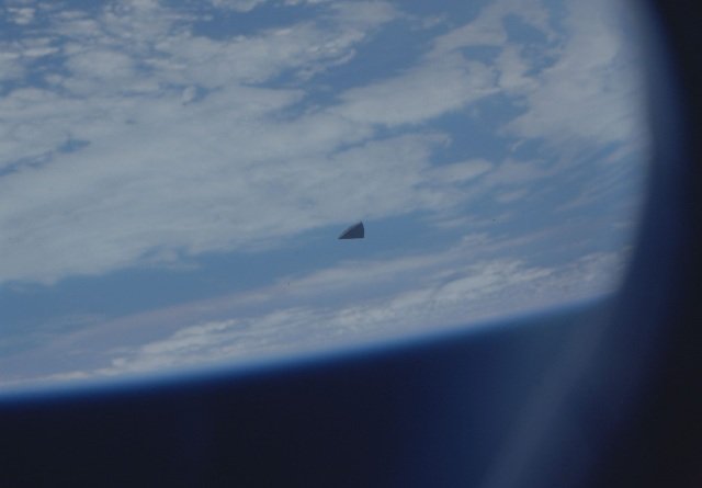 el misterio de la fotografia de la nasa de un ovni triangular en la orbita terrestre 2