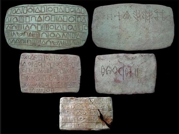 Durante excavaciones pasadas en Konar Sandal, cerca de Jiroft, los arqueólogos han encontrado artefactos con restos de inscripciones antiguas que se cree que son vestigios de idiomas previamente desconocidos. (Uuyyyy / CC BY-SA 3.0)