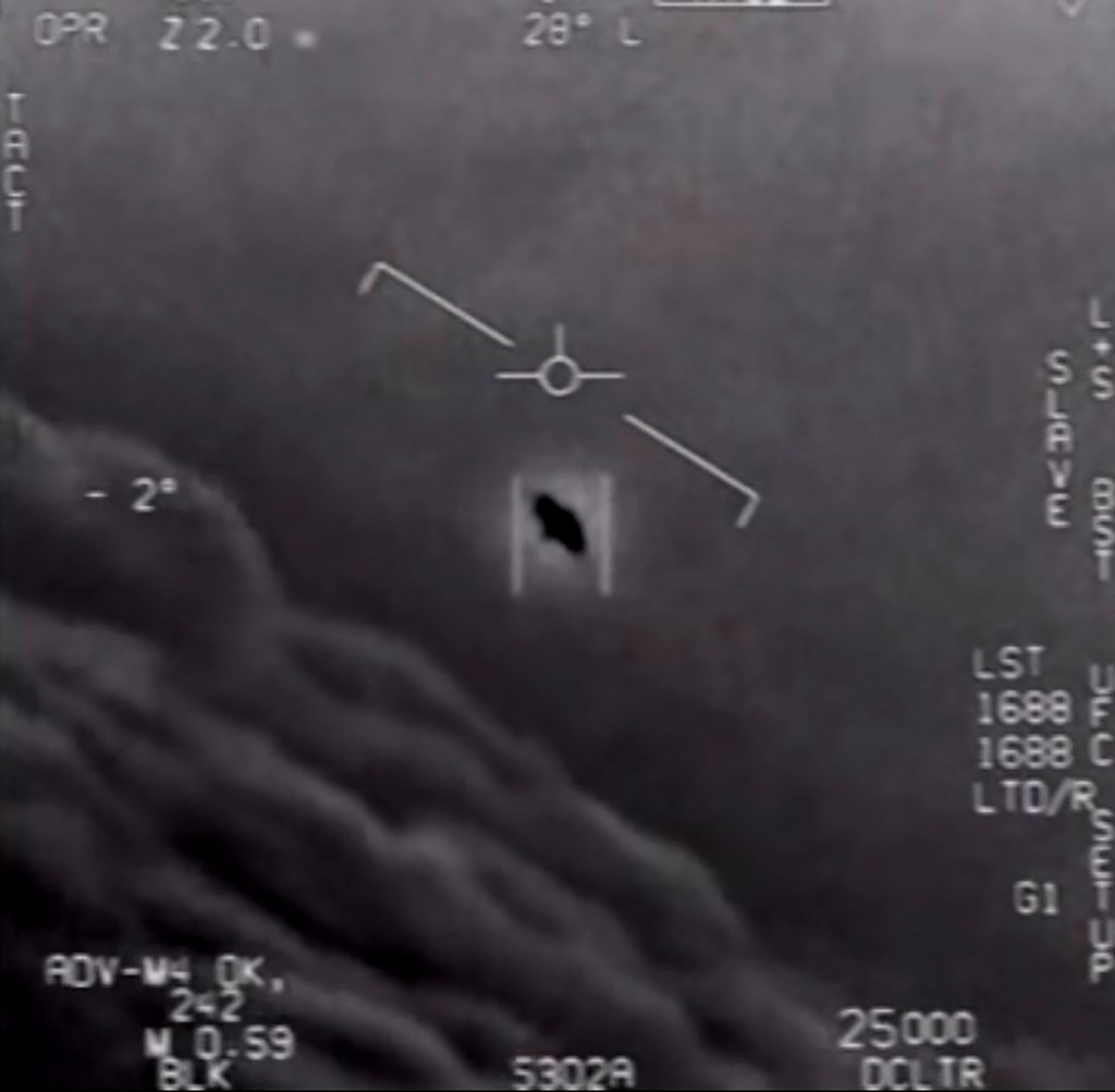 Una imagen no clasificada de un OVNI tomada por pilotos de la Marina.
