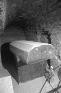10 increíbles imágenes de los 24 sarcófagos muy pulidos y masivos en el Serapeum de Saqqara